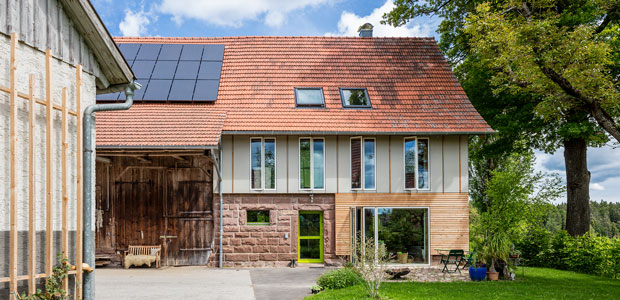 Ein umgebautes Bauernhaus mit großzügigen Fensterflächen und einem grünen Garten - © Wolf-Dieter Gericke, Waiblingen