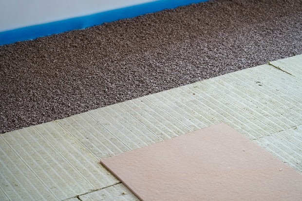 Detailansicht des Bodens: Heizpapier auf einer Lage kleiner Steine, darüber Bodenbelag