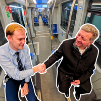 Verkehrsminister Christian Bernreiter und Trambahnfahrer Alexander Löher im Gespräch in einer Trambahn