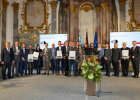 Gruppenbild der Preisträger mit Verkehrsminister Bernreiter