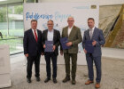 Gruppenfoto mit Verkehrsminister Christian Bernreiter und Vertretern der Kommunen, bei denen Projekte in der Kategorie "Radwege im Wald" gefördert werden