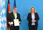 Staatsministerin Kerstin Schreyer verleiht das Verdienstkreuz am Bande des Verdienstordens der Bundesrepublik Deutschland an Dr. Günther Bauer