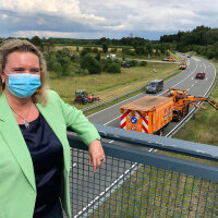 Verkehrsministerin Kerstin Schreyer begutachtet die jährlichen Mäharbeiten der Straßenböschungen