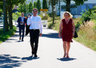 Bundesverkehrsminister Andreas Scheuer und die bayerische Verkehrsministerin Kerstin Schreyer gehen eine Straße entlang.
