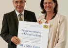 Investition in Bayerns Schulinfrastruktur: Bauministerin Ilse Aigner mit dem Regierungspräsidenten von Mittelfranken, Dr. Thomas Bauer