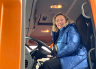 Verkehrsministerin Kerstin Schreyer am Steuer eines Winterdienst-Lkws