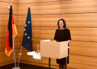 Bauministerin Ilse Aigner bei der Aushändigung des Bundesverdienstkreuzes am Bande
