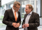 Ministerialdirektor und Amtschef Helmut Schütz im Gespräch mit seinem Vorgänger, Ministerialdirektor a.D. Josef Poxleitner