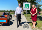 Bundesverkehrsminister Andreas Scheuer und die bayerische Verkehrsministerin Kerstin Schreyer stehen neben einem Verkehrsschild "Fahrradschnellweg"