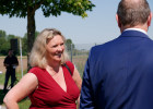 Verkehrsministerin Kerstin Schreyer unterhält sich mit einem Mann.