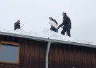 Einsatzkräfte der Polizei befreien das Dach der Straßenmeisterei Wolfratshausen von Schneelasten