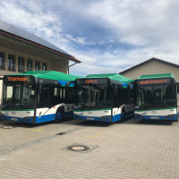 Der Busbetrieb Ettenhuber GmbH wird beim Kauf von drei neuen Bussen mit Elektroantrieb vom Freistaat unterstützt.