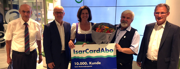 Bayerns Verkehrsministerin Ilse Aigner überreicht Jahresabo an den 10.000. Neukunden der Abo-Aktion.