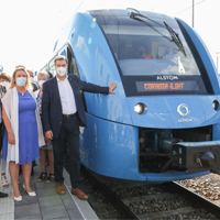 Ministerpräsident Dr. Markus Söder und Verkehrsministerin Kerstin Schreyer mit weiteren Gästen der Sonderfahrt vor dem Wasserstoffzug im Allgäu