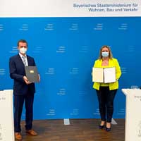 Klaus-Dieter Josel, Konzernbevollmächtigte der DB für den Freistaat Bayern, und Verkehrsministerin Kerstin Schreyer unterzeichnen die gemeinsame Planungsvereinbarung.