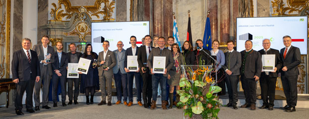 Gruppenbild der Preisträger mit Verkehrsminister Bernreiter