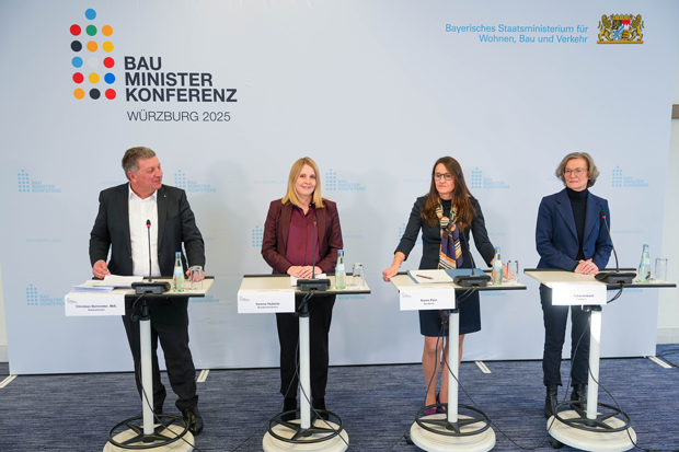 Christian Bernreiter, Bayerischer Staatsminister für Wohnen, Bau und Verkehr und Vorsitzender der Bauministerkonferenz, Verena Hubertz, Bundesministerin für Wohnen, Stadtentwicklung und Bauwesen, Karen Pein, Senatorin für Stadtentwicklung und Wohnen der Freien und Hansestadt Hamburg, und Ina Scharrenbach, Ministerin für Heimat, Kommunales, Bau und Digitalisierung des Landes Nordrhein-Westfalen, stehen bei einer Pressekonferenz an Rednerpulten