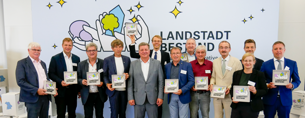 Gruppenbild mit den Vertretern der Modellgemeinden mit Bauminister Christian Bernreiter