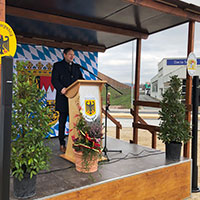 Verkehrsminister Hans Reichhart bei der Freigabe der Lärmschutzmaßnahmen an der A 73 bei Forchheim