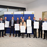 Verkehrsminister Hans Reichhart bei der Übergabe von Förderbescheiden für acht ÖPNV-Projekte - Gruppenfoto