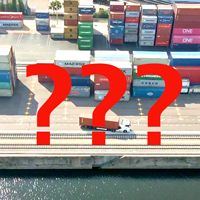 Ausschnitt einer Szene an einem Hafen. Im Hintergrund Stapel mit Containern, davor ein LKW, der vor Gleisen hält. Die Gleise verlaufen parallel zu einem Fluss. Im Vordergrund drei große Fragezeichen.