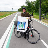 Verkehrsminister Christian Bernreiter stellt mit Fahrrad auf einer Radschnellverbindung den neuen Ausbauplan Radschnellverbindungen vor.