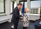 Gratulation: Staatsminister Dr. Hans Reichhart überreicht Gerda Karl aus Kempten das Ehrenzeichen des Bayerischen Ministerpräsidenten