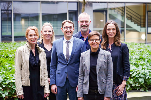 Gruppenfoto des Referats Öffentlichkeitsarbeit, Protokoll und Orden: Katrin Jobst, Ilona Kreitmeier, Alexander Gallus, Bernd Grünwald, Marion Schalk, Beate Ruhland