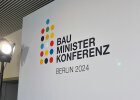 Pressewand mit Aufschrift Bauministerkonferenz Berlin 2024