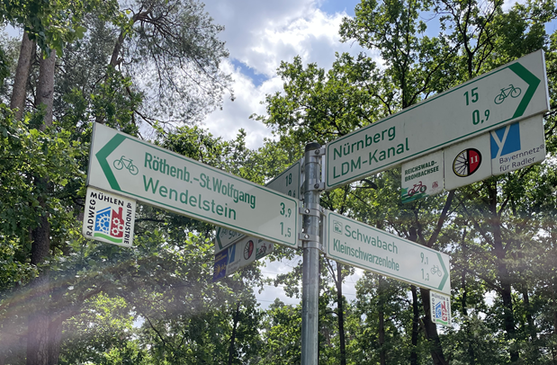 Pfeilwegweiser an einem Knotenpunkt