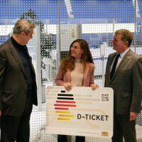Ministerpräsident Dr. Markus Söder und Verkehrsminister Christian Bernreiter haben das erste Deutschlandticket in München an eine Bürgerin übergeben.