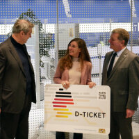 Ministerpräsident Dr. Markus Söder und Verkehrsminister Christian Bernreiter haben das erste Deutschlandticket in München an eine Bürgerin übergeben.