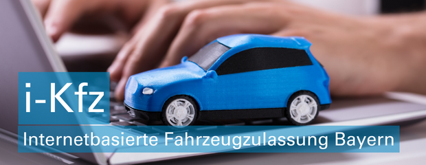 Zwei Hände, die an einem Laptop etwas tippen. Auf der Tastatur steht ein blaues Spielzeugauto. Text: i-Kfz. Internetbasierte Fahrzeugzulassung Bayern